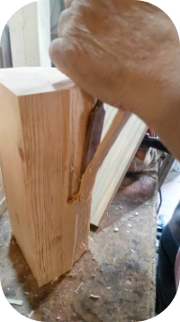 Carpintero trabajando un bloque de madera