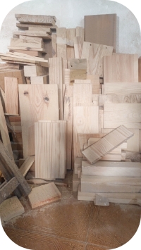 Tablones de madera de diferentes tamaños apilados