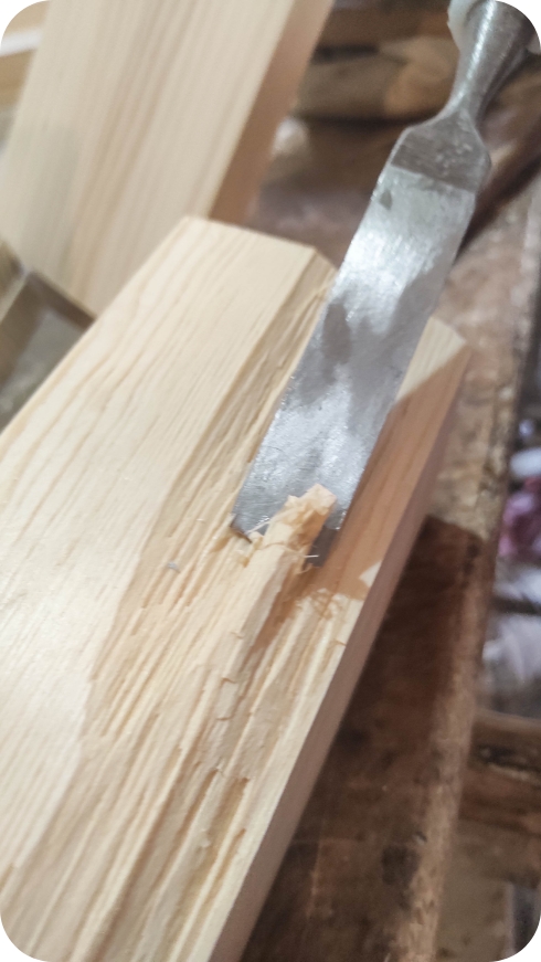 Carpintero trabajando la madera con un cincel