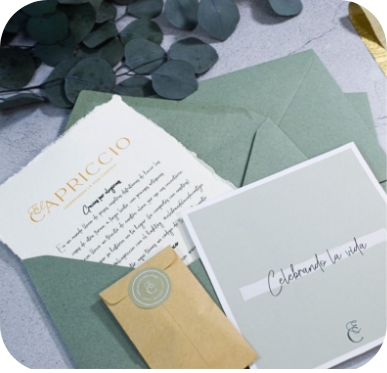 Invitación y carta con sobres verdes